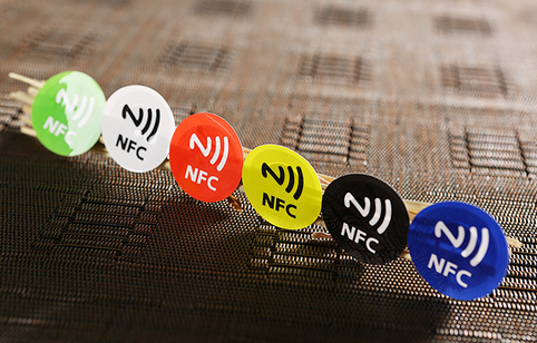 nfc电子标签产品摆置电脑上展示